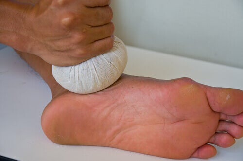 Compress application to the foot