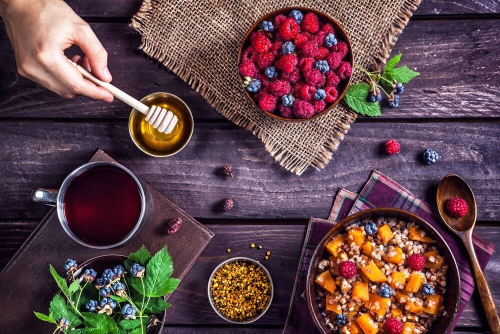 Red fruits, honey and cereals.