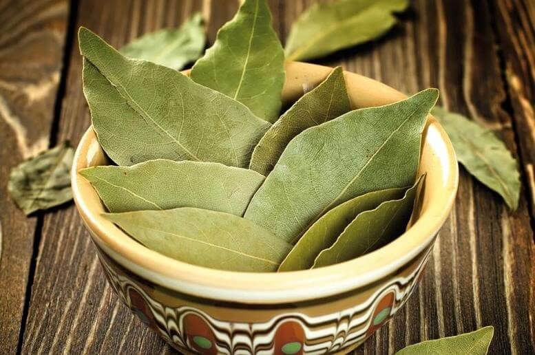 Ingredients for cinnamon and bay leaf tea