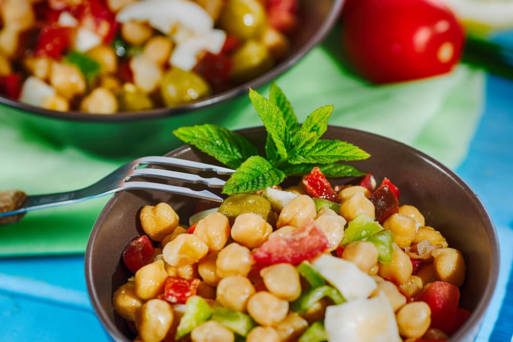 Cold salads are a good option to eat legumes in summer.