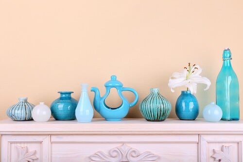 The decoration in shades of blue goes very well with the Greek style.