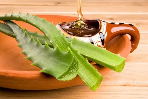 Honey can be used to preserve aloe vera gel