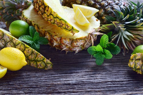 Reduce Your Belly With This Pineapple, Cucumber, Celery, Ginger And Lemon Juice