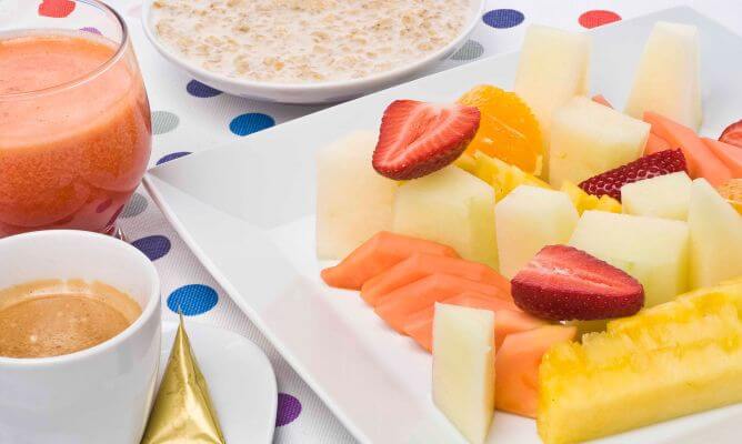 0417-breakfast-with-oats-and-fruits-xl-668x400x80xX