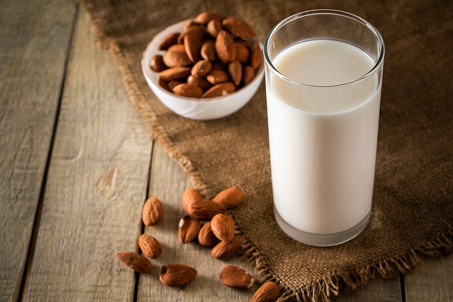 What you can achieve by drinking almond milk with honey every day